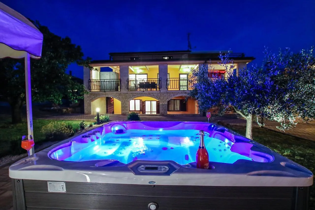 Apartment Tina With Jacuzzi Poreč