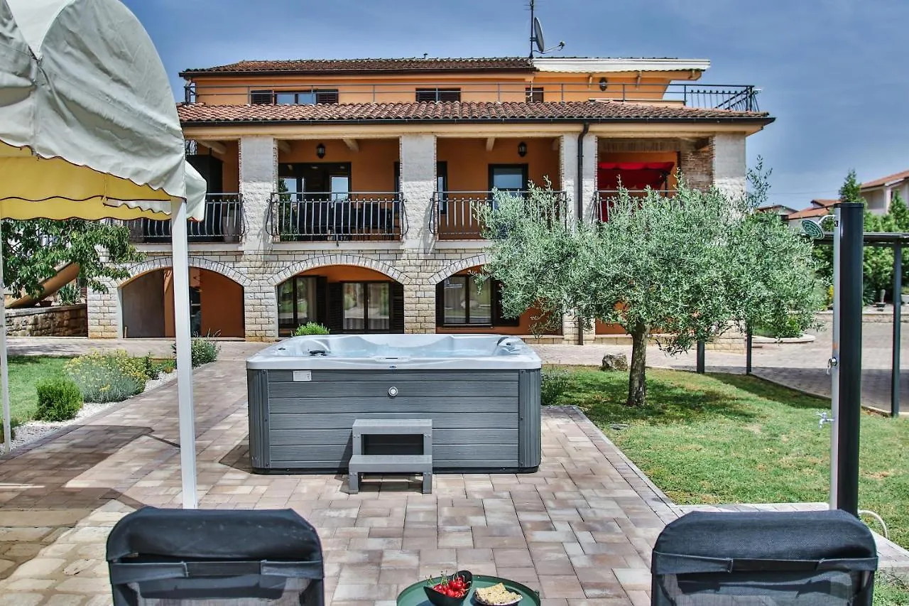 Apartment Tina With Jacuzzi  Porec
