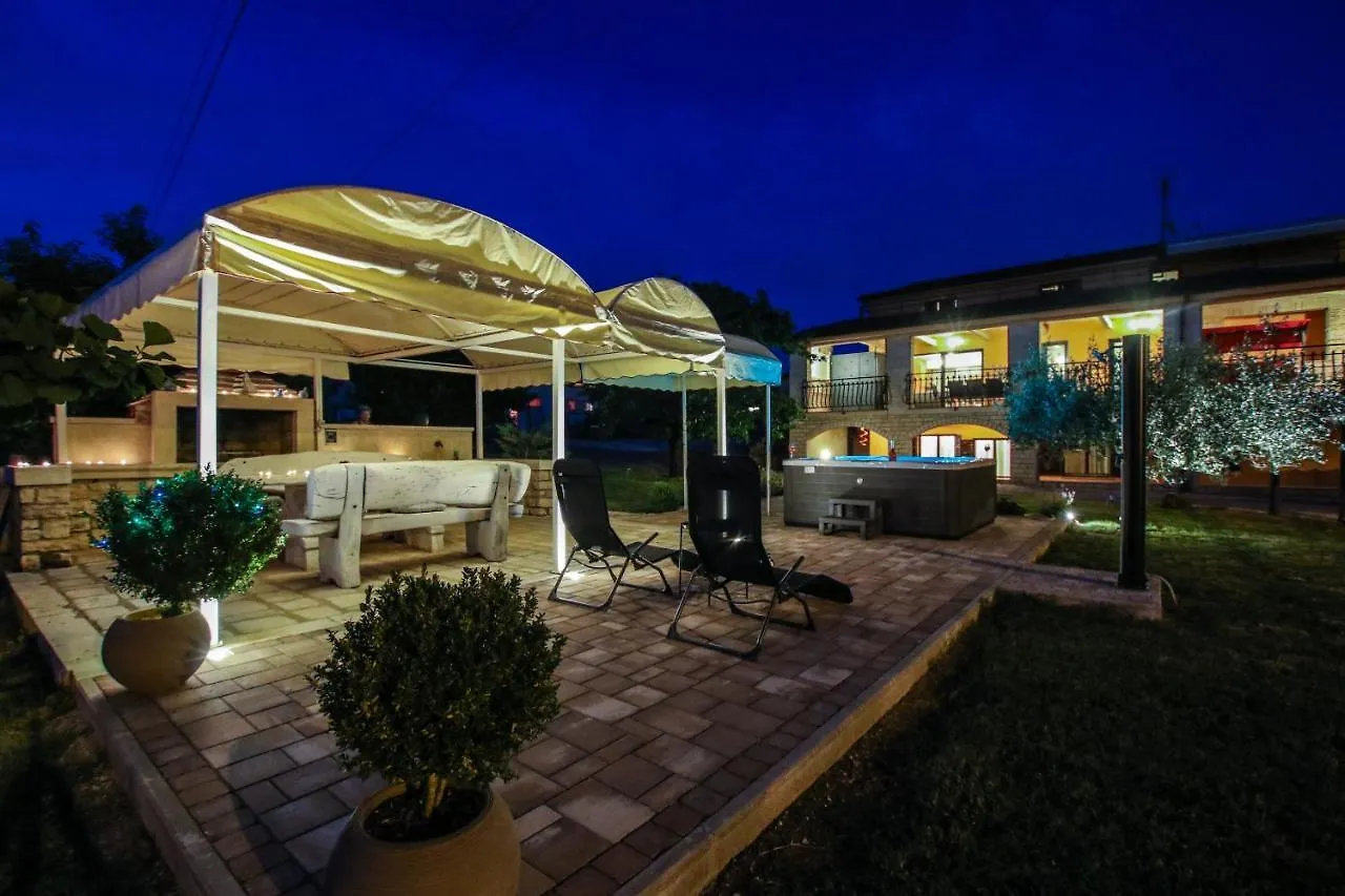 Apartment Tina With Jacuzzi Porec