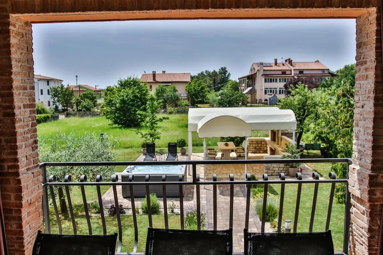 Apartment Tina With Jacuzzi Poreč