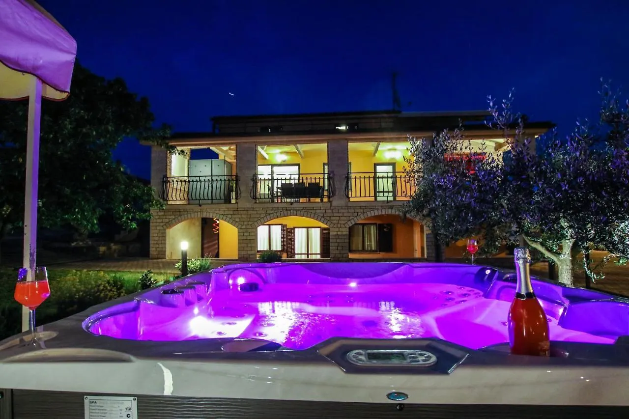 Apartment Tina With Jacuzzi Poreč