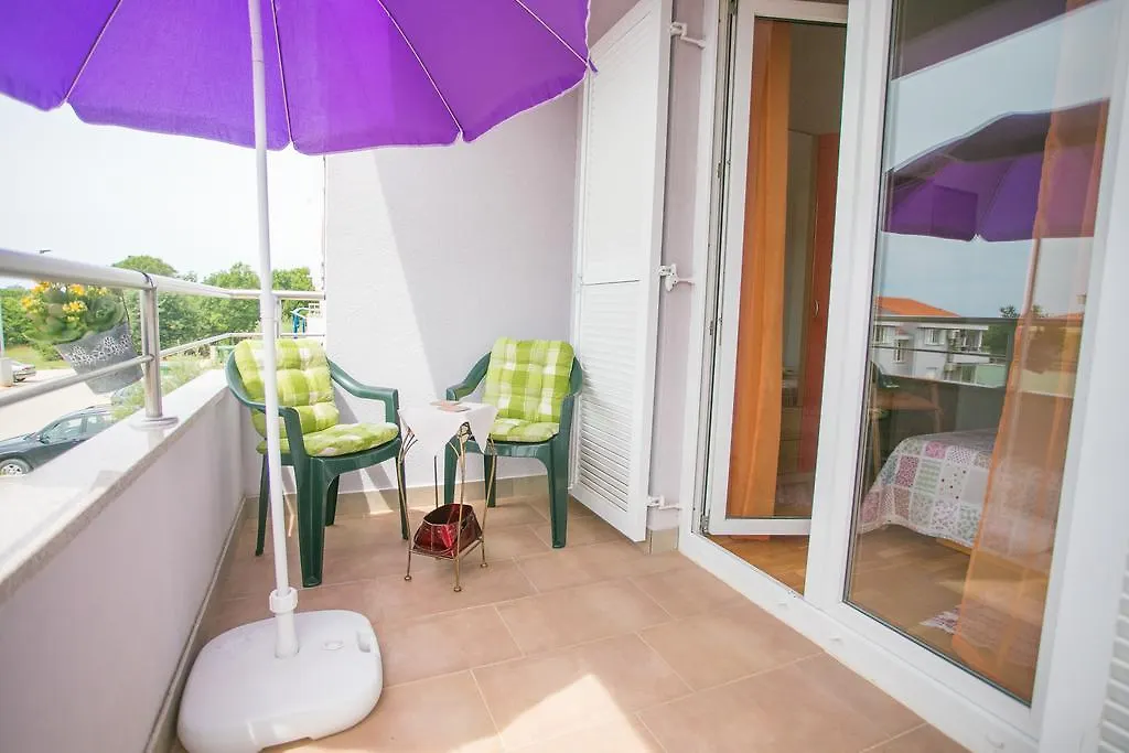 Apartment Tina With Jacuzzi Poreč