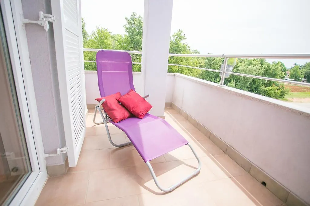 Apartment Tina With Jacuzzi Poreč