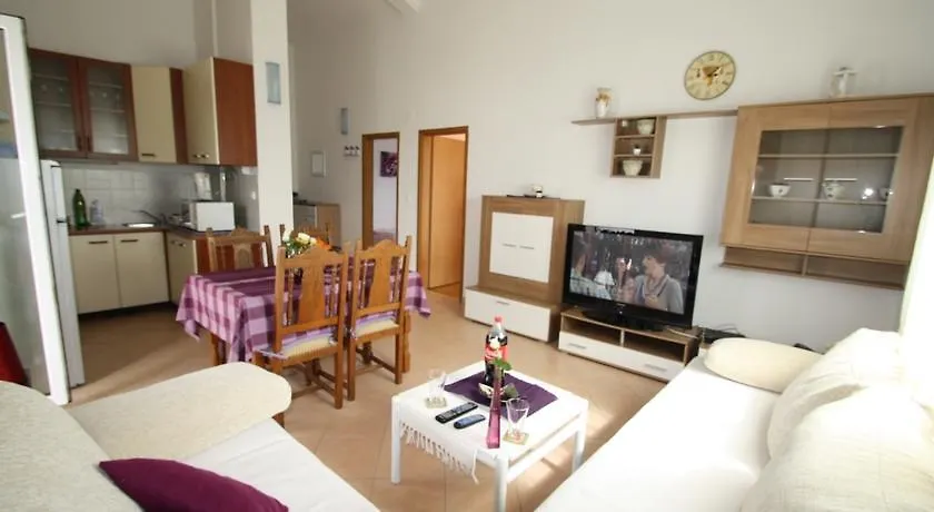Apartment Tina With Jacuzzi Poreč